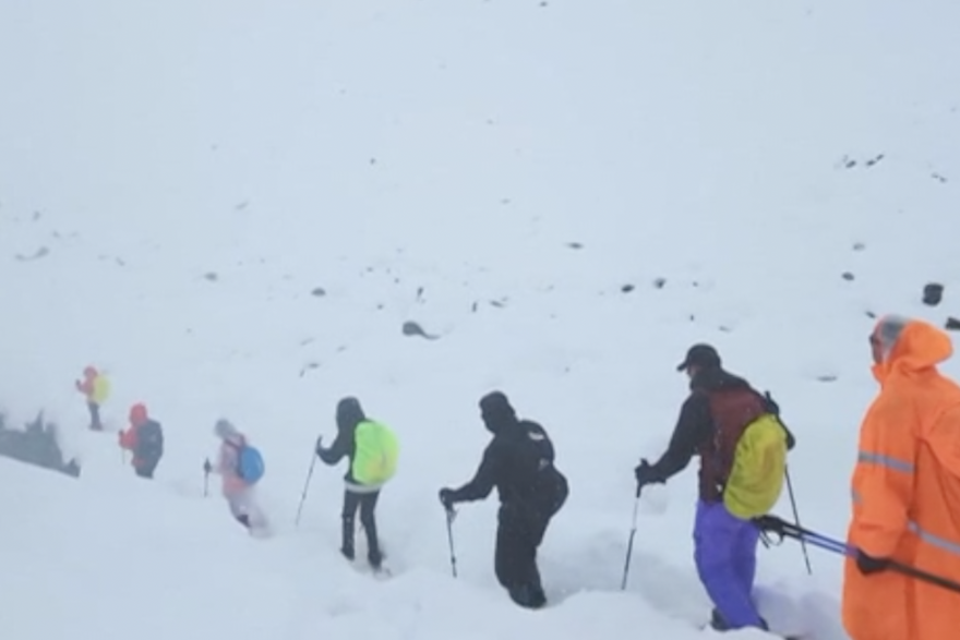 Zapeli planinari na Everestu idu kroz mećavu