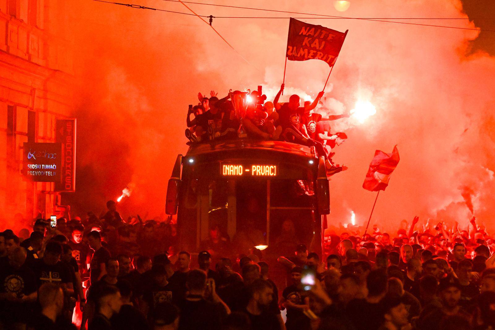 Nogometaši Dinama u otvorenom autobusu idu prema Trgu na proslavu naslova prvaka