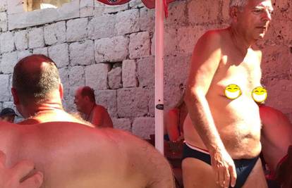 Vruće je za oklop: Razgolićeni vitez Reiner uživa na Korčuli