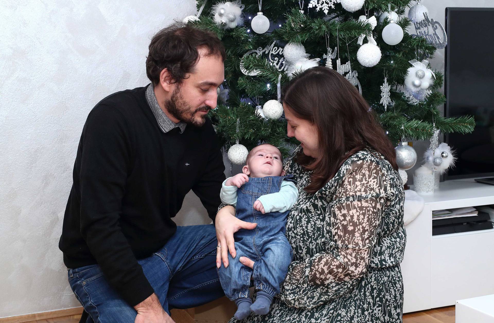Mali Jona je konačno doma za Božić s mamom i tatom: 'Ovo je za nas poput najljepše bajke'