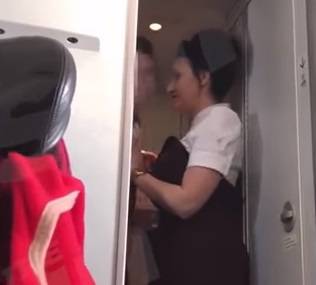 Stjuardesa ih uhvatila u klinču: 'Pozlilo joj je, htio sam pomoći'
