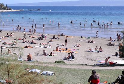 Ma kakva jesen?! Drugi je dan listopada, a plaže u Dubrovniku i Splitu nakrcane su kupačima