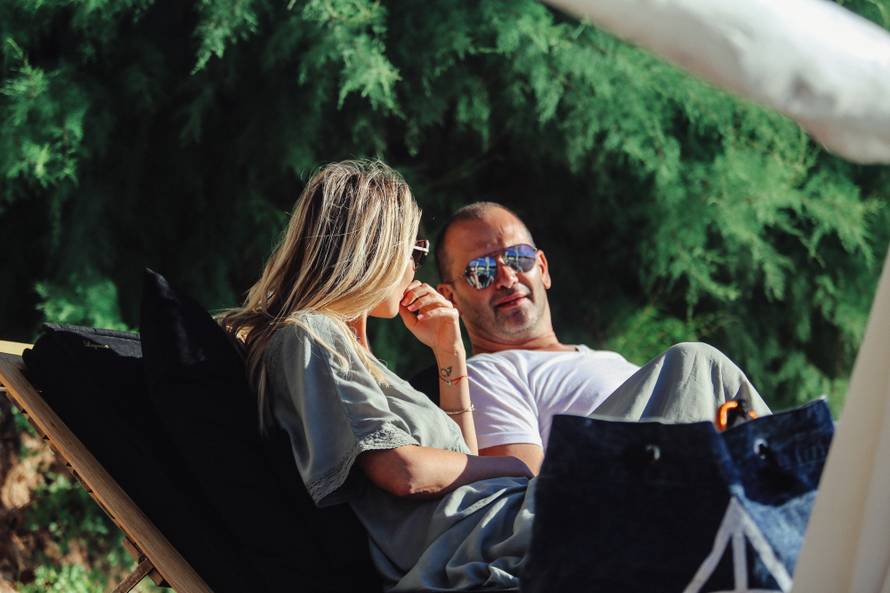 Vanja Halilović i Frane Barbieri u 'intimnim' trenucima na obali