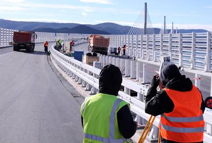 Nekoliko kamiona pod opterećenjem testira statiku Pelješkog mosta