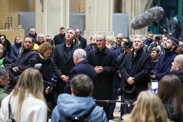 Zagreb: Andrej Plenković i mons. Dražen Kutleša obišli i razgledali obnovljenu unutrašnjost katedrale