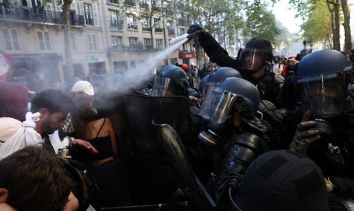FOTO Kaos u Francuskoj: Sukobi prosvjednika i policije, okolo leti suzavac, dronovi u zraku...