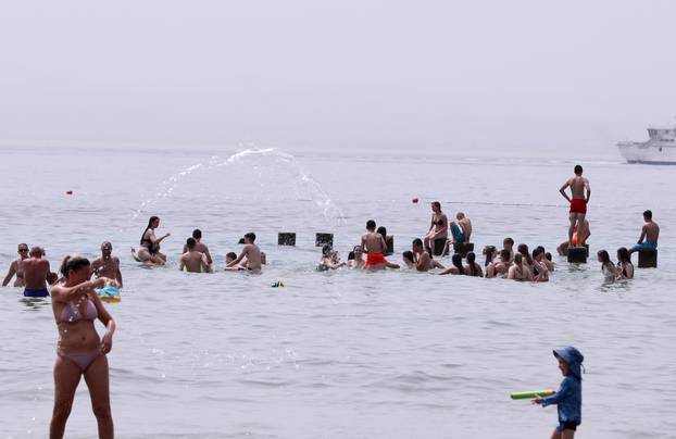Split: Građani i turisti pronašli spas od vrućina na plažama