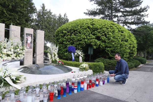 Zagreb: Prijatelji i bivši suigrači na groblju Mirogoj povodom obilježavanja 30. godišnjice od smrti Dražena Petrovića