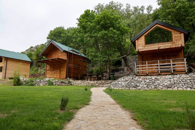 Kravlja Draga: Ilegalne kuće na Zrmanji