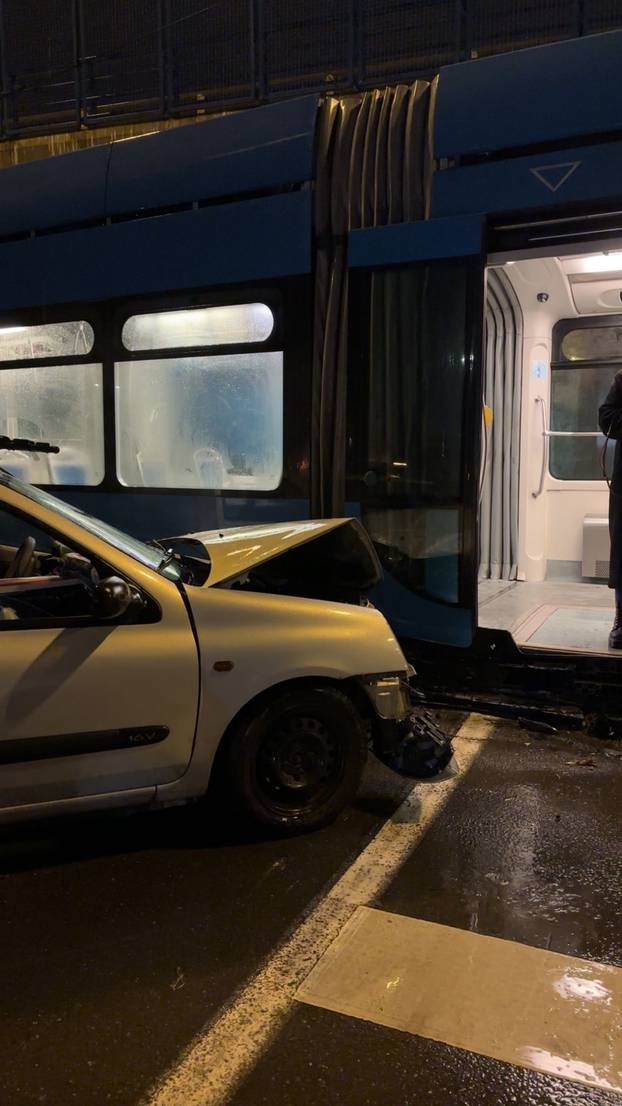 FOTO Auto se zabio u tramvaj kod Utrina, putnici u šoku: 'Tu je udario baš gdje sam sjedila'