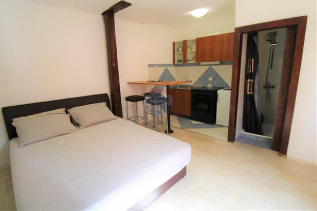 FOTO Bračni krevet je u kuhinji! Pogledajte ovu garsonijeru koju u Rovinju prodaju za 150.000 €