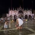 Rijetka ljetna poplava potopila Trg sv. Marka u Veneciji, brojni turisti plesali u vodi do koljena
