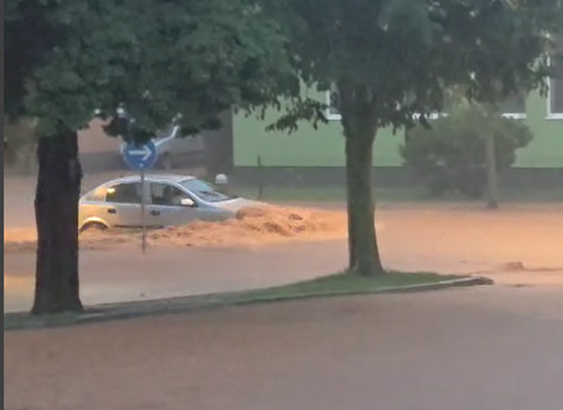 FOTO U dva sata 2000 udara munja! Palo 100 l kiše po m2! Pogledajte šokantne fotografije