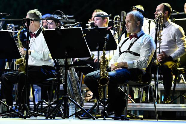 Zagreb Classic Open Air: Jazz orkestar HRT-a nastupio pod ravnanjem Mirona Hausera