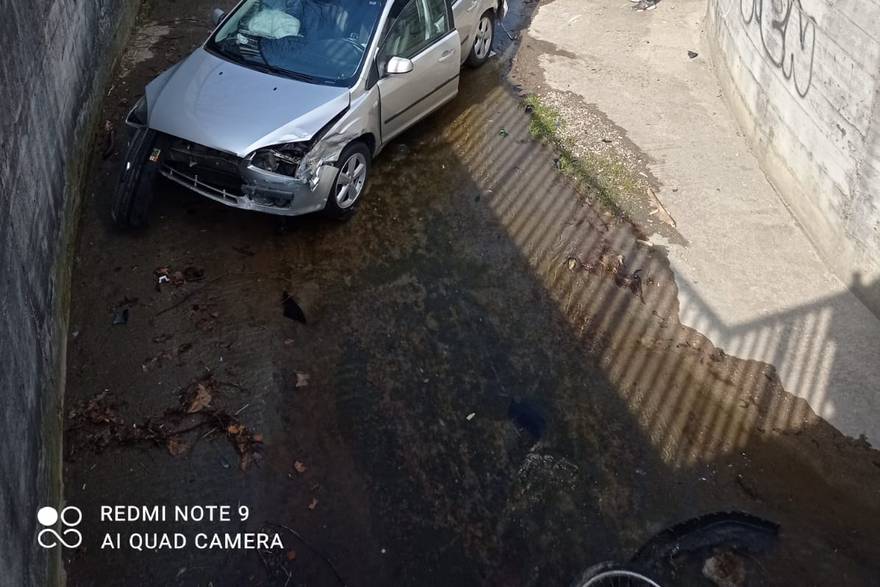 Auto sletio s ceste kod okretišta u Dupcu u Zagrebu