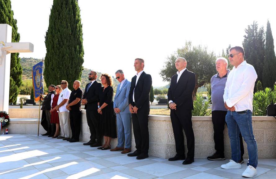 Šibenik: Položeni vijenci i zapaljene svije?e povodom obljetnice Oluje