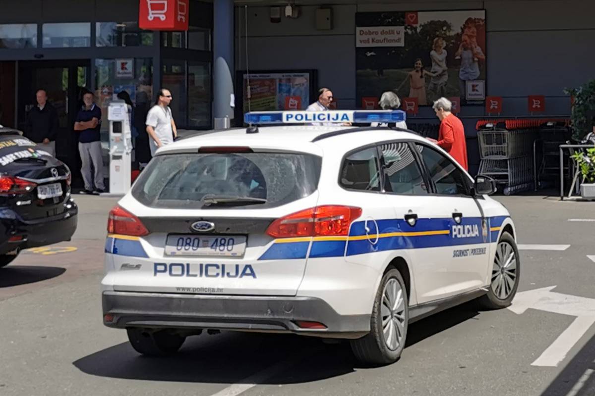 Ukrao parfeme, torbice, pa čak i čitavu obučenu lutku iz izloga