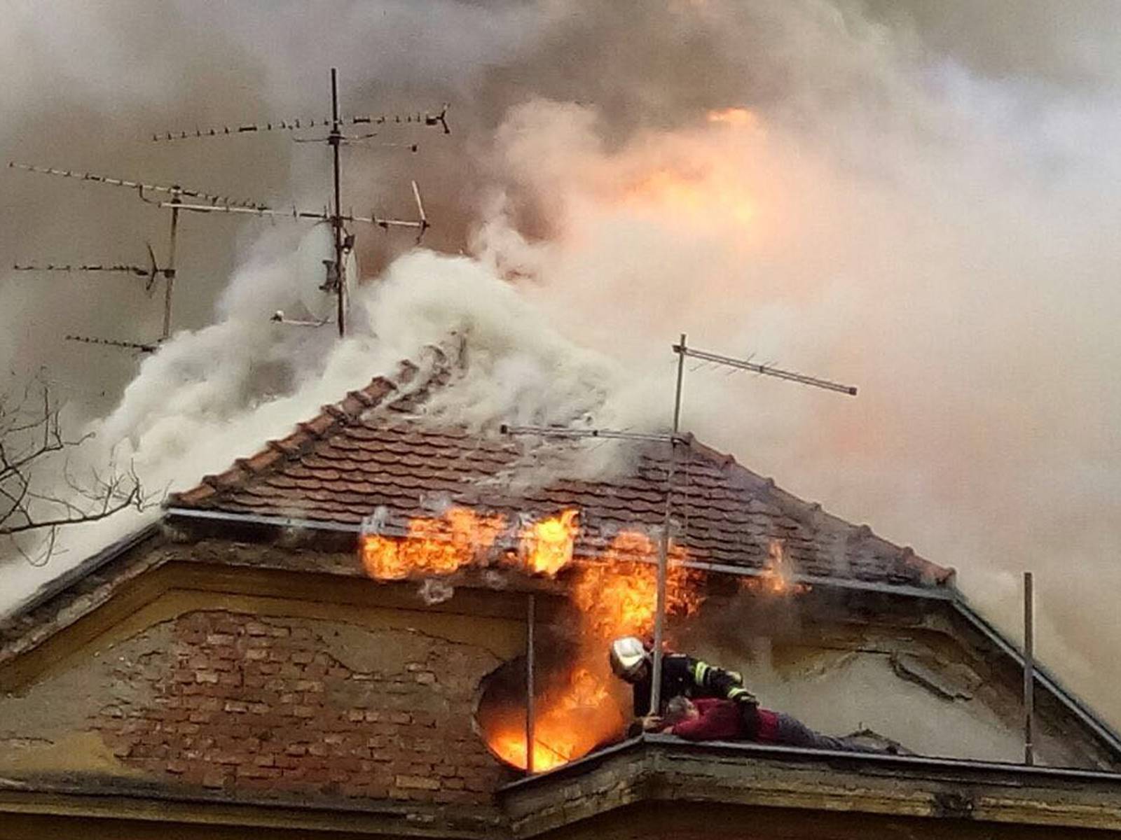 Zagreb: Gorio krov u Petrovoj ulici, gasitelji izvukli čovjeka