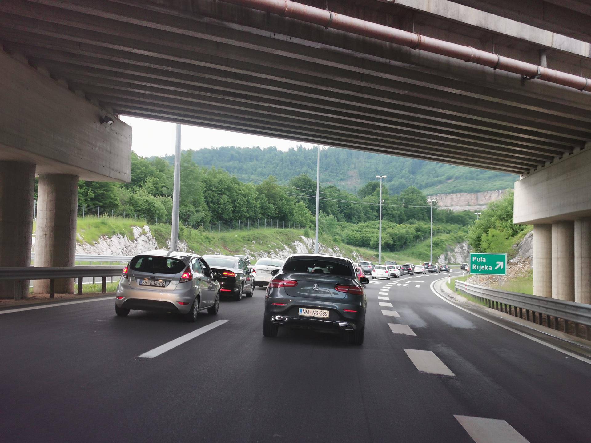 Velika gužva na autocesti u smjeru Zagreba: 'Ovim tempom ću zakasniti ujutro na posao'