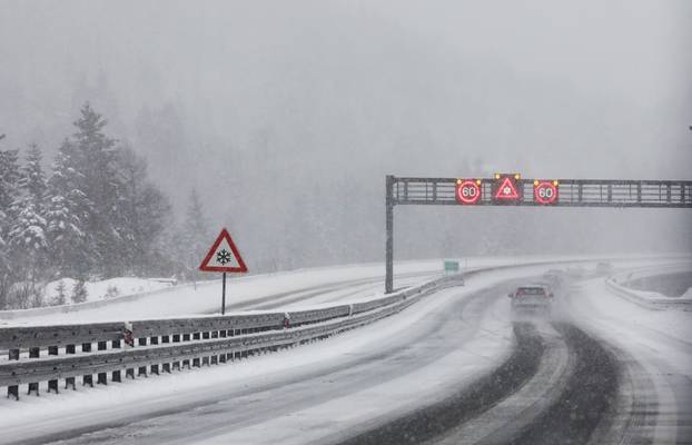 Delnice: Snijeg otežava promet kroz Gorski kotar