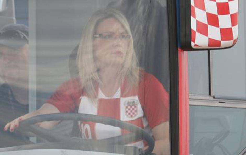 FOTO Kao i 2018.: Nikolina je ponovno sjela za volan busa i vozila brončane Vatrene do Trga