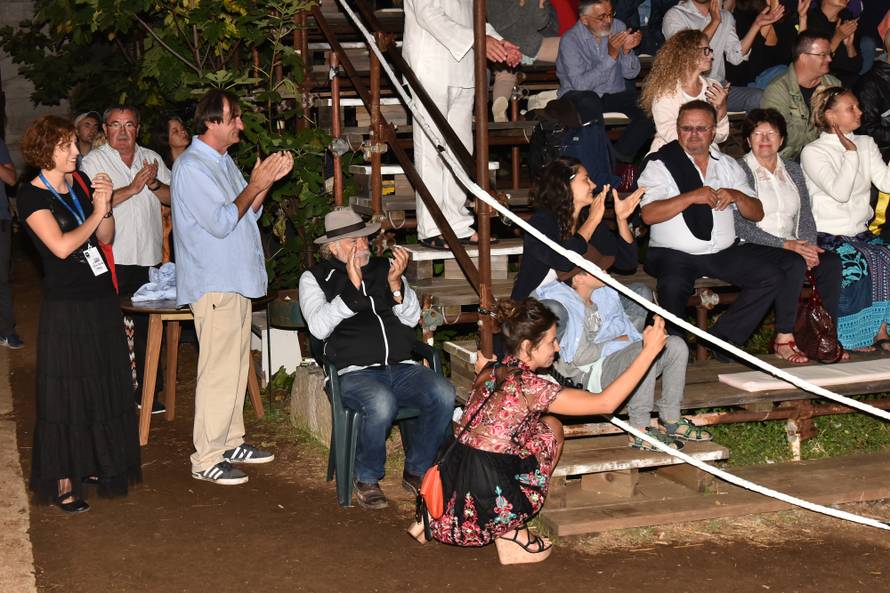 Na premijeri su boksački šampioni skandirali Šampionu