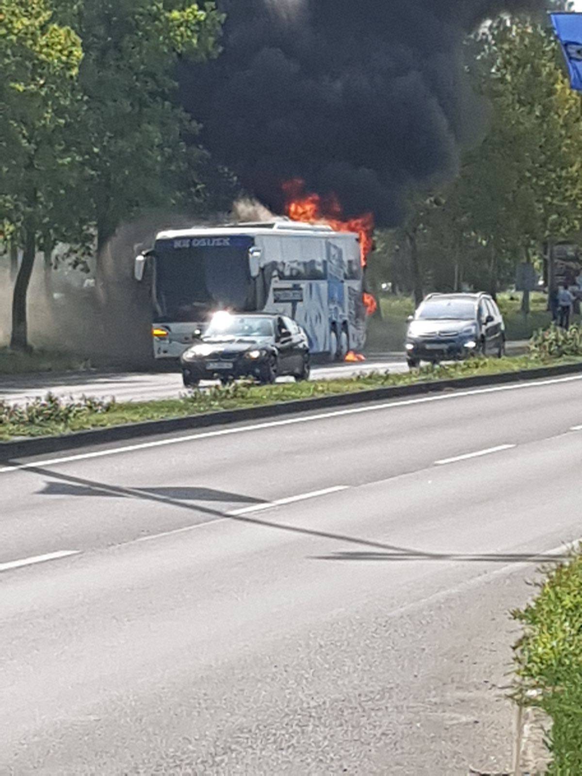 Buktinja na Slavonskoj Aveniji: Zapalio se autobus NK Osijek