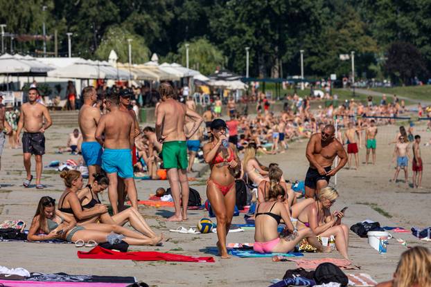 Osijek:  Na popularnoj Kopiki veliki broj ljudi potražio je osvježenje od visokih temperatura