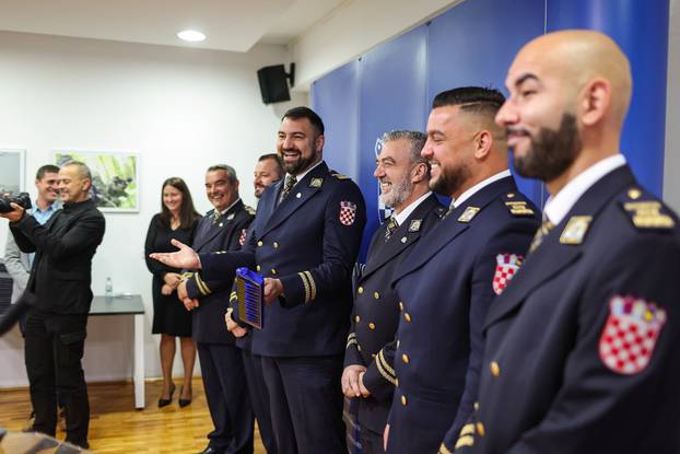 Zagreb: Ministar Tomo Medved uručio je braniteljske zahvalnice postrojbama iz Domovinskog rata