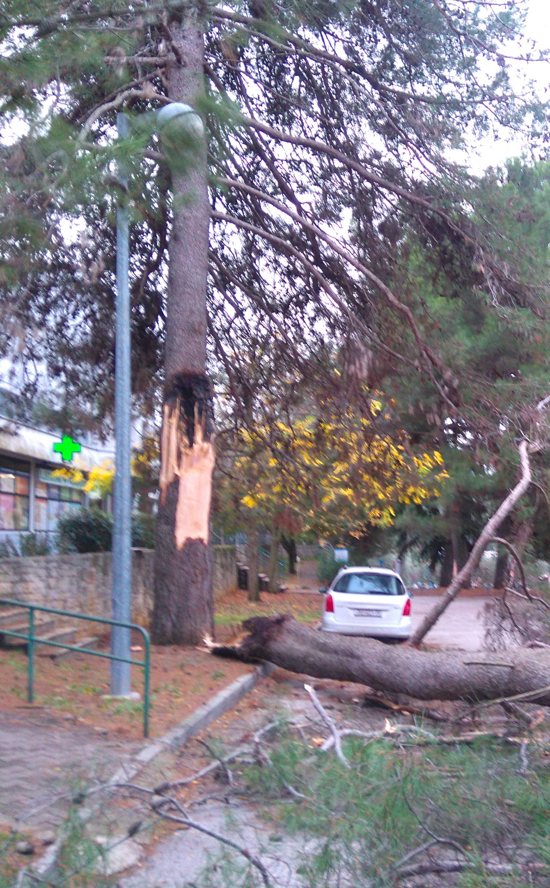 Poplavili Hvar i Rijeka, Šibenik bio bez struje, čuli i eksplozije