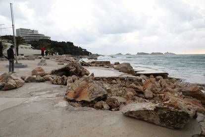 Olujno nevrijeme potpuno uništilo dubrovaèku plažu