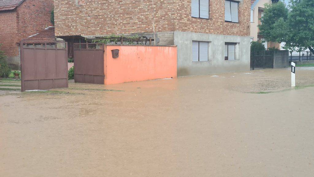 Obilna kiša je kod Pleternice poplavila ceste, dvorišta i polja