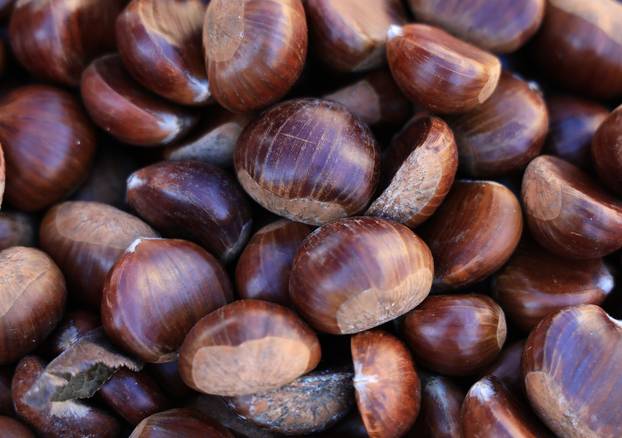 Zagreb: Na Dolac stigli prvi ovogodišnji kesteni, cijene su od 5 do 7 eura