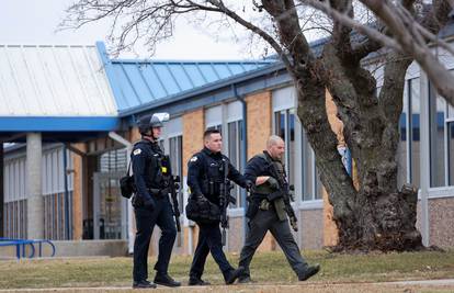 Pucnjava u školi u SAD-u. FBI i policija na terenu: 'Ima više ranjenih, napadač je mrtav...'