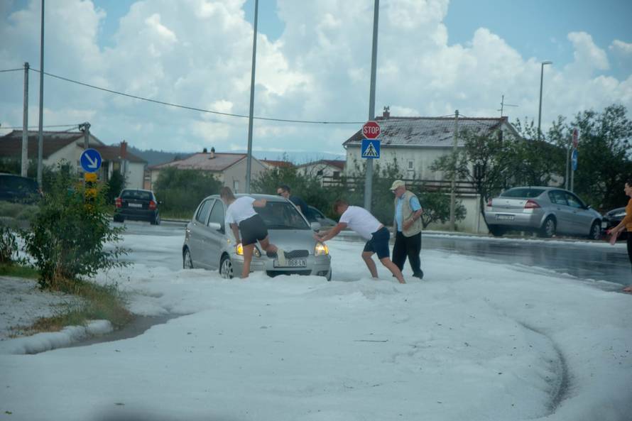 Olujna tuča pogodila Dalmaciju: Led zameo ceste kao usred zime
