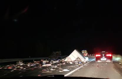 Auto i kamper sudarili se kod Okučana, troje ljudi u bolnici