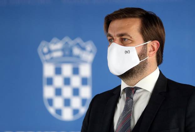 Zagreb: Ministar Ćorić iskoristio konferenciju i zaštitnu masku da reklamira svoj Twitter