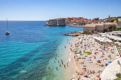 Dubrovnik: Plaža Banje je puna posjetitelja koji uživaju u moru