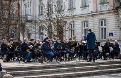 Oslikane osječke klupe uz pratnju Osječkog puhačkog orkestra