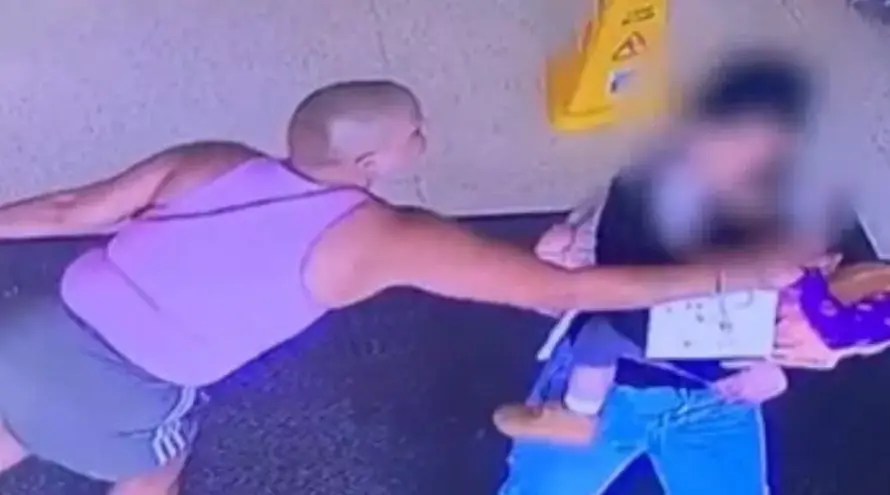 Policija objavila šokantan trenutak napada na bebu koju je mama držala u rukama!