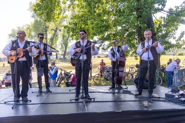Osijek. Podjela graha na lijevoj obali Drave na Praznik rada