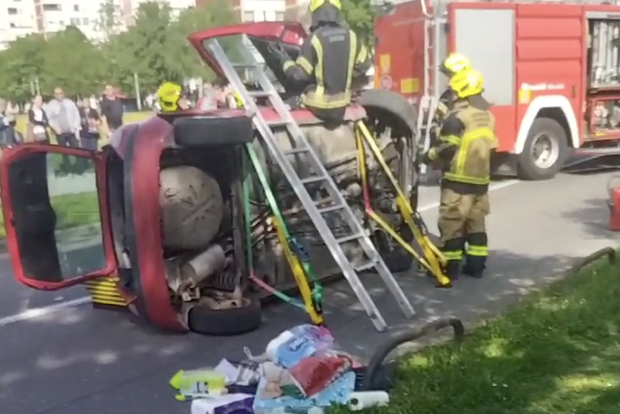 Zagreb: Prevrnuto vozilo