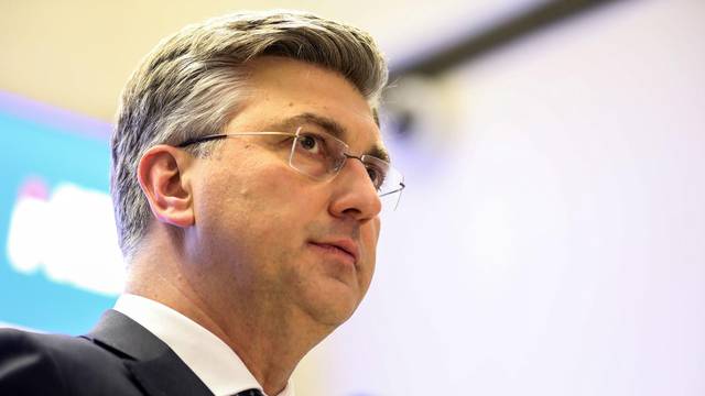 Plenković se nakon sjednice Predsjedništva i Nacionalnog vijeća HDZ-a obratio medijima