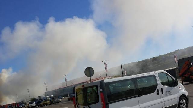 Vatrogasci gase požar u Rijeci, zapalilo se odlagalište otpada