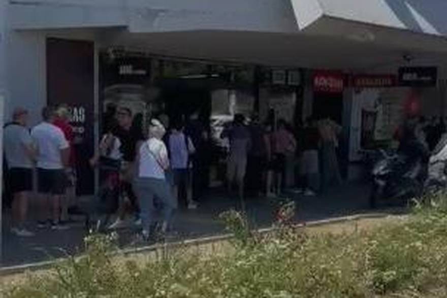 Gužva pred dućanom u Zagrebu koji radi u nedjelju