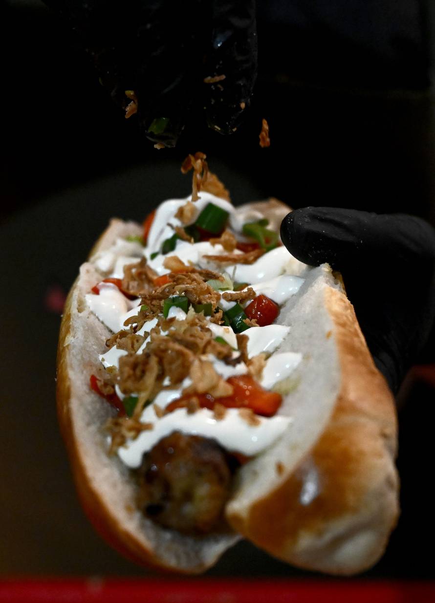 Veliki gastro vodič po Adventu u Zagrebu: Evo gdje pojesti dobre fritule i kobasice i za koji novac