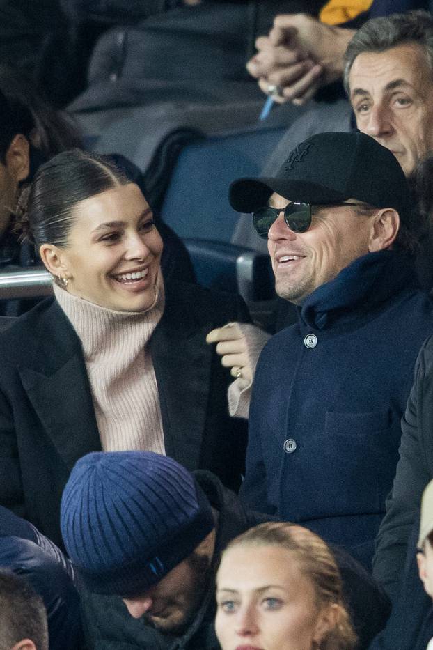 No Crédit - BI - No Web - Leonardo DiCaprio et sa compagne Camilla Morrone dans les tribunes du Parc des Princes lors du match de ligue des champions de l