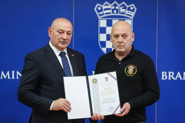 Zagreb: Ministar Tomo Medved uručio je braniteljske zahvalnice postrojbama iz Domovinskog rata