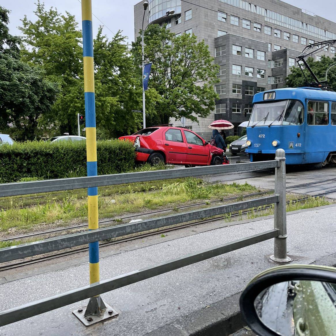 Čovjek s autom završio na tramvajskoj stanici u Zagrebu...