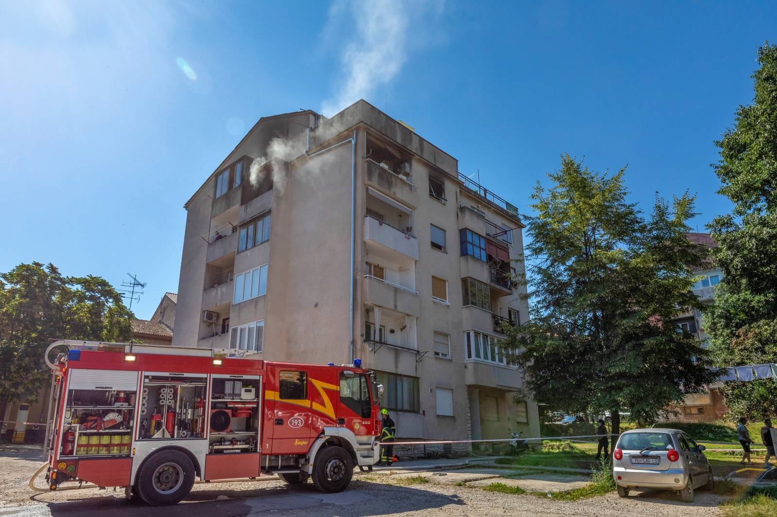 Pula: Vatrogasci gase požar na četvrtom katu u Tomasinijevoj ulici